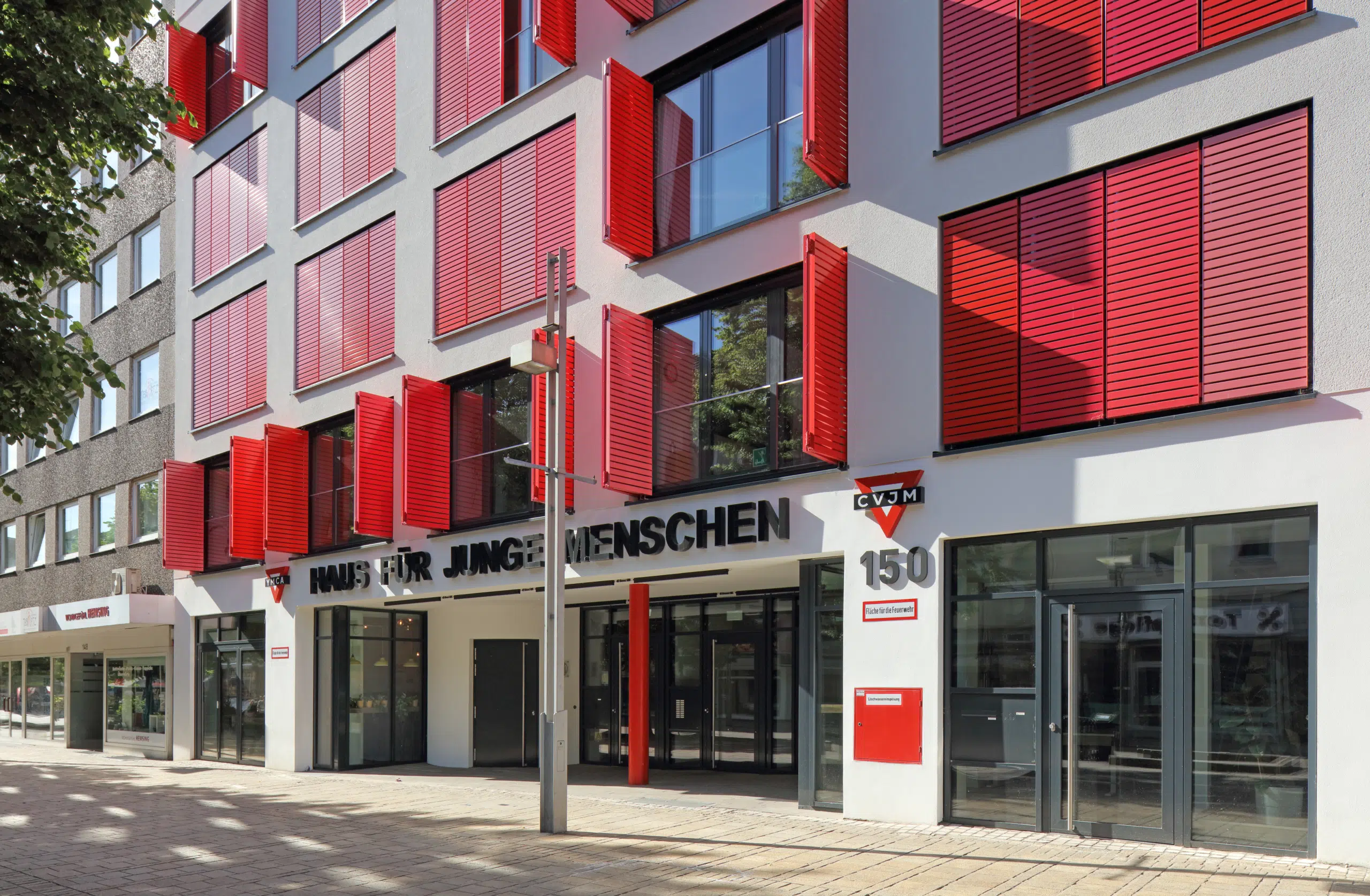 Oberhausen_Haus-fuer-junge-Menschen_0013 Schiebefaltläden in verschiedenen Rottönen