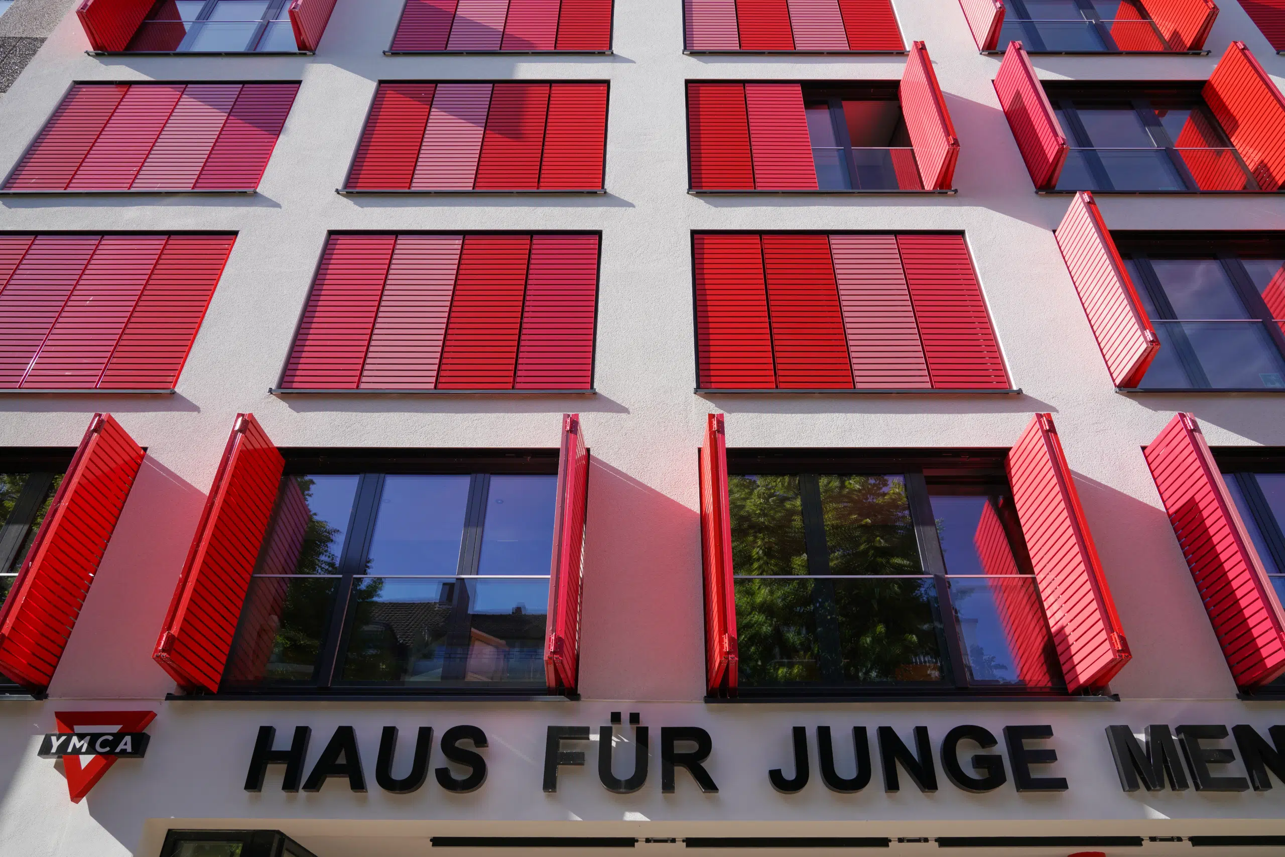 Oberhausen_Haus-fuer-junge-Menschen_0018 Schiebefaltläden in verschiedenen Rottönen