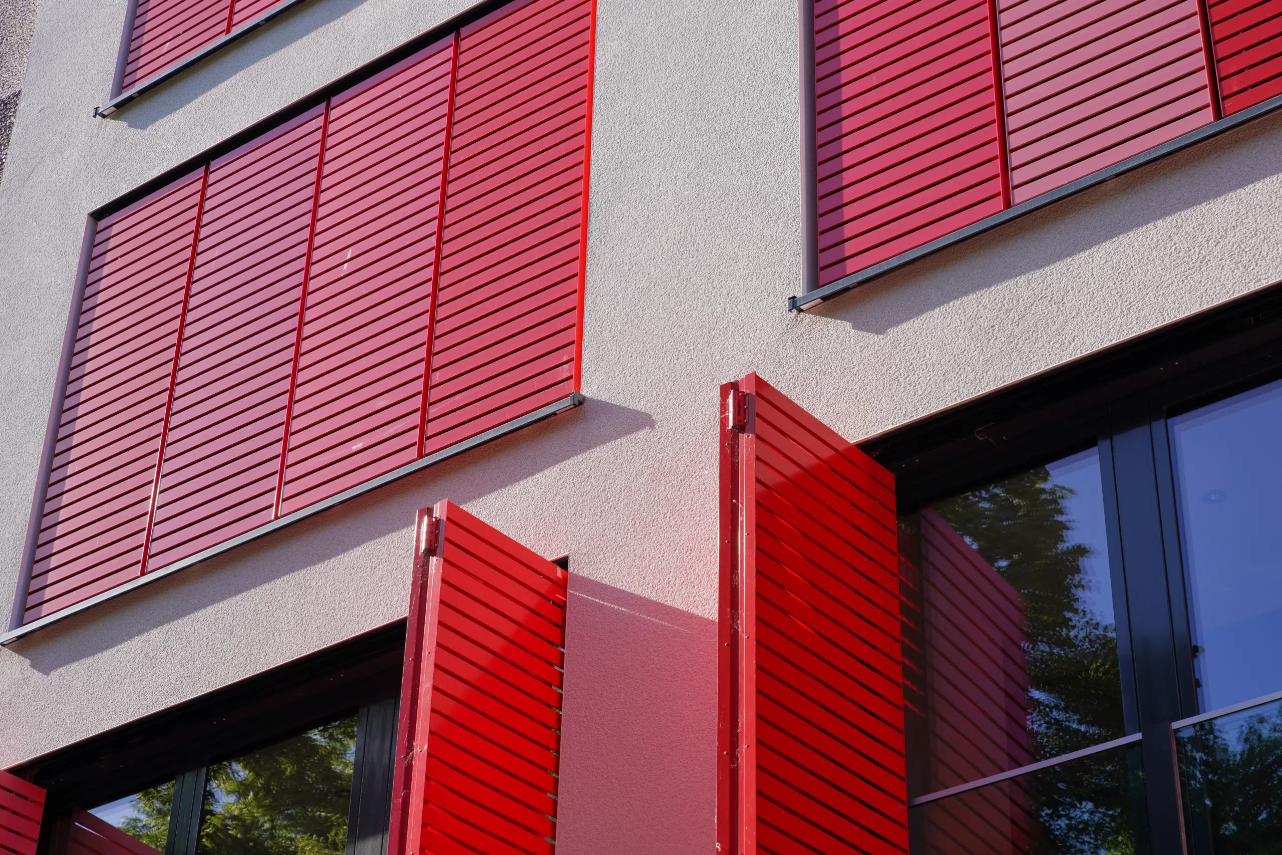 Oberhausen_Haus-fuer-junge-Menschen_0021 Sonnenschutz in verschiedenen Rottönen