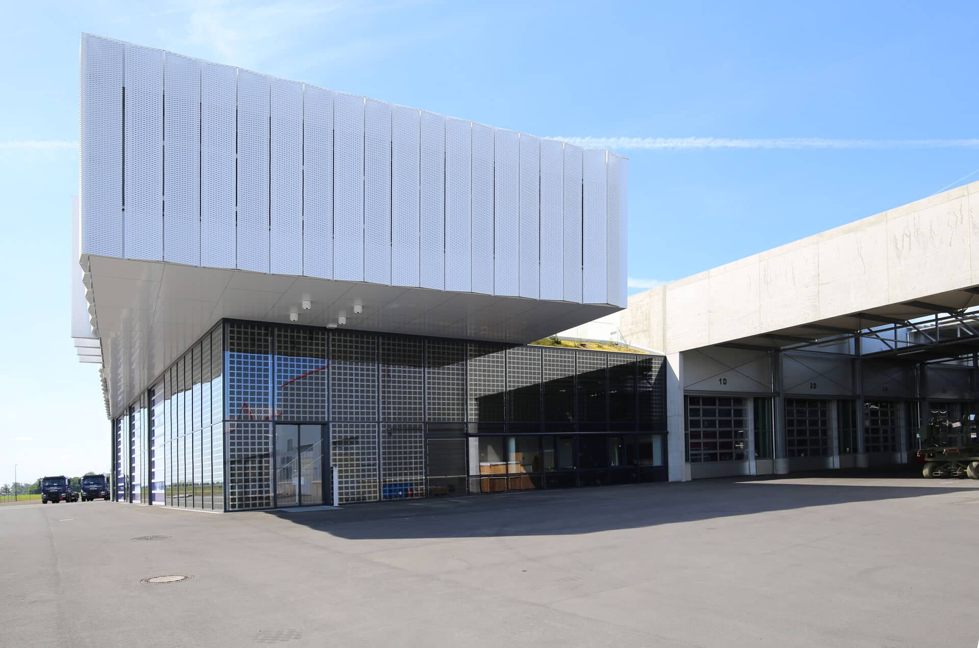 Fassade mit Streckmetall-Faltläden des neuen EMPL-Standorts in Zahna-Elster